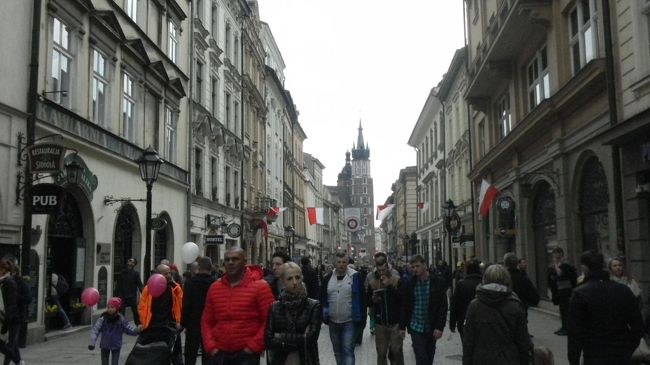 クラクフ駅から歩いてバルバカンを通り過ぎてまっすぐ行った。<br />聖マリア教会が見えて手前を右に曲がると<br />3件目くらいがホテルだ。<br />20分位かかった。