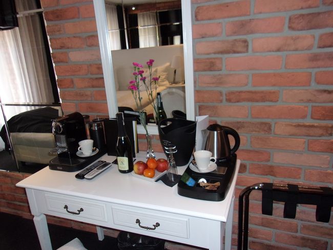 駅からホテルまで20分くらい歩いた。<br /><br />クラクフで宿泊したホテルには<br />イタリアのプロセッコ、ワイン750ｍｌが１本と<br />果物、冷蔵庫には<br />清涼飲料水１０本と<br />ミルク５００ｍｌがあり無料だった。<br />左のエスプレッソマシーンが使いこなせず<br />ミルクはコーヒーに入れたりした。<br />エスプレッソマシーンには日にちがメモしてある<br />飲料水も入れてあった。<br />