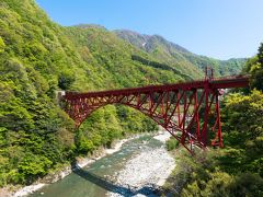 やまびこ遊歩道を進むと旧トロッコ橋を渡ります。
そしてその横にかかるのが現在のトロッコ橋。

正面から見れる最高のポイントです！
タイミングがよければ橋を渡すトロッコ電車を激写できます(*´∇｀*)
