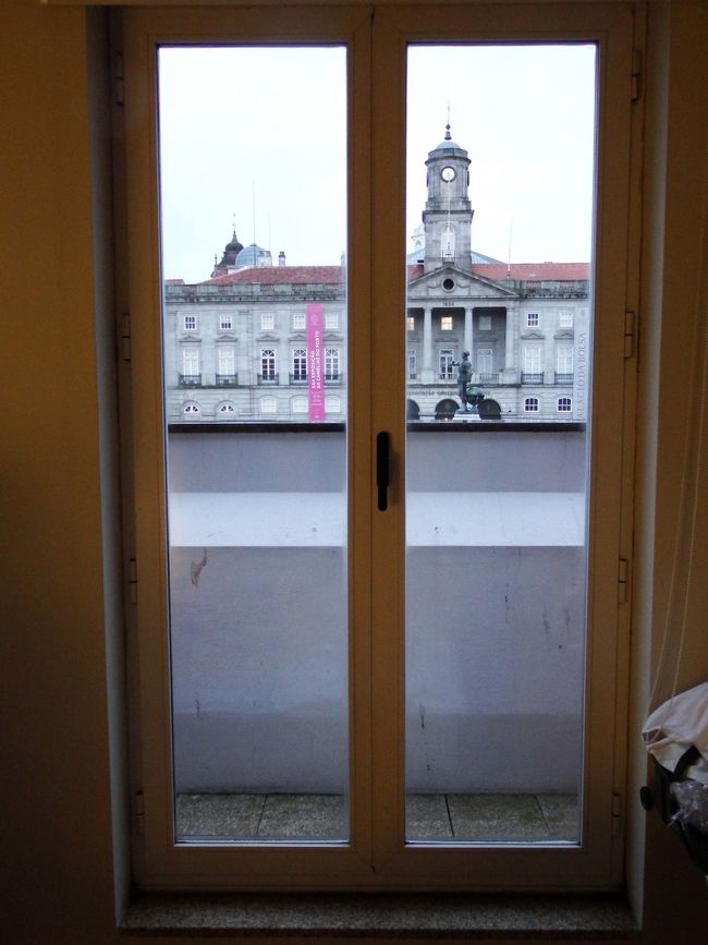 朝、寝室の窓からの眺めです。<br /><br />なんと目の前は、有名な「ボルサ宮殿」<br />すごいね、このアパートの立地って！