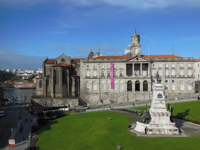 こちらがボルサ宮殿。<br /><br />その手前の広場に立っているのは、<br />有名なエンリケ航海王子の銅像です。<br /><br />