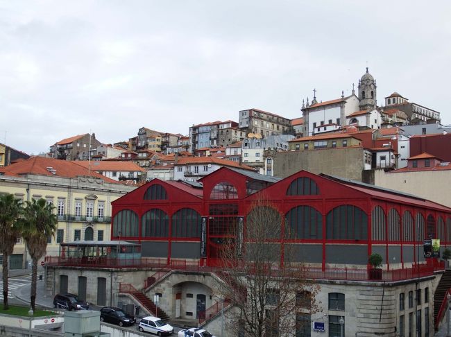 ボルサ宮殿の右側は、フェレイラ・ボルジェス市場、<br />現在はフードコートになっているようです。<br />