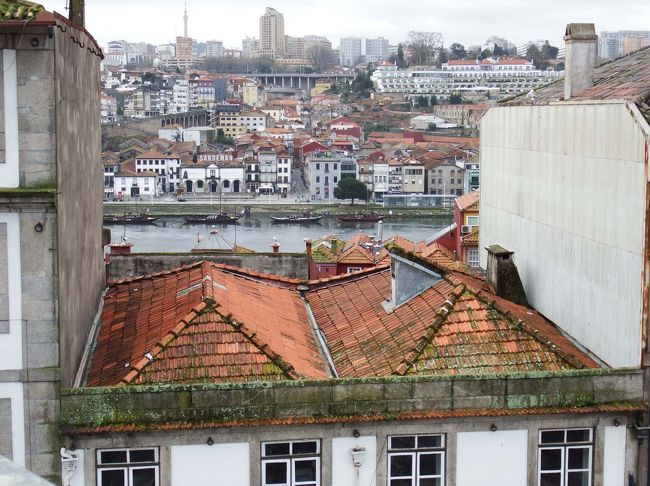 市場と反対方向を見れば、ドウロ川が屋根の向こうに見えます。