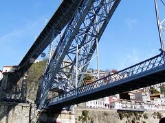 まずは上流に向かって進み、すぐにポルトのランドマーク「ドン・ルイス１世橋」の下をくぐります。
このアングルからの眺めは、クルージングならではですね！
