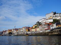 来た方向を振り返ると、
カイス・ダ・リベイラの美しい家並が青い空に映えます！