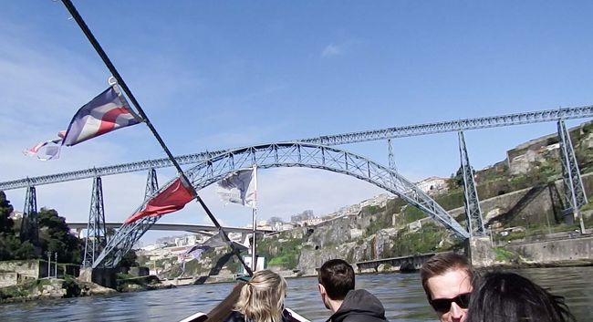 「ドン・ルイス１世橋」は、フランスのエッフェル塔を設計したエッフェルの弟子によるものですが、<br />こちらの最も古い橋「ドナ・マリア・ビア橋」は、エッフェル自身が設計したものだそうな・・。<br /><br />美しいフォルムから現在はモニュメントとして保存されているようです。<br />