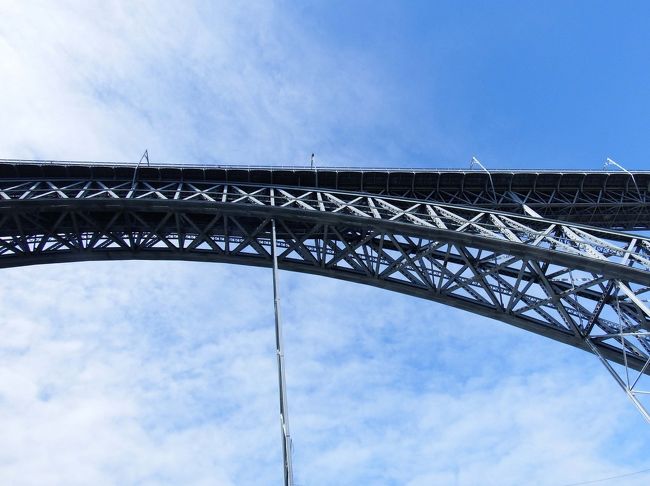 その「ドナ・マリア・ビア橋」をくぐります。