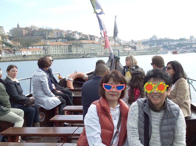 １時間足らずの短いクルージングでしたが、<br />晴天のおかげか、爽やかでなかなか素敵な体験でした。<br /><br />大満足の女子二人です。