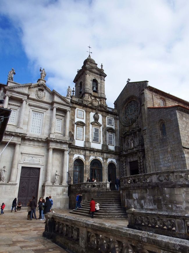続いて、サン・フランシスコ教会見学。<br /><br />見学料は併設の美術館入館料も含めて、一人4.5ユーロ（約\550）<br />シニア割なし！