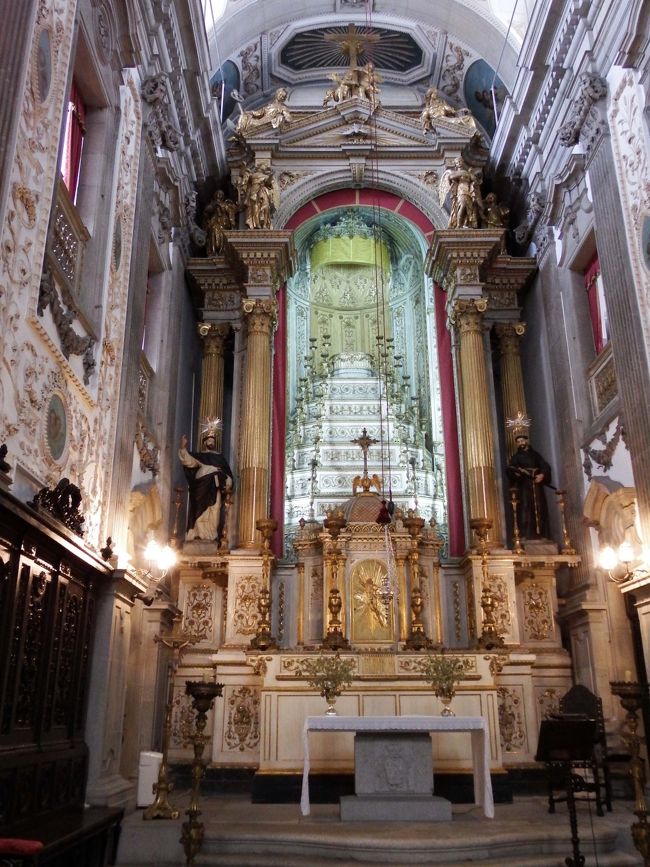 金泥細工の祭壇も立派でしたが、<br />何と言っても印象に残ってしまったのは・・・、