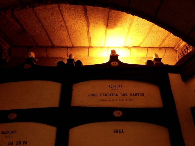 地下のカタコンベ（で、いいのでしょうか？？？）。<br />それぞれは、板で塞がれていましたが、<br />床の下にも、人骨が見え、ちょっと不気味な雰囲気が漂ってます。