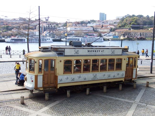 教会から出ると、ちょうどクラシックなトラムがやって来ました。<br />可愛い～！