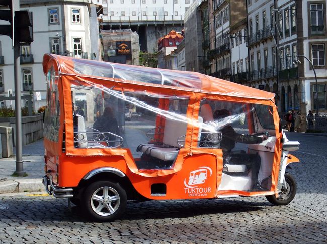 なぜか、アジアを走っている「トゥクトゥク」が、ポルトにも走っています！