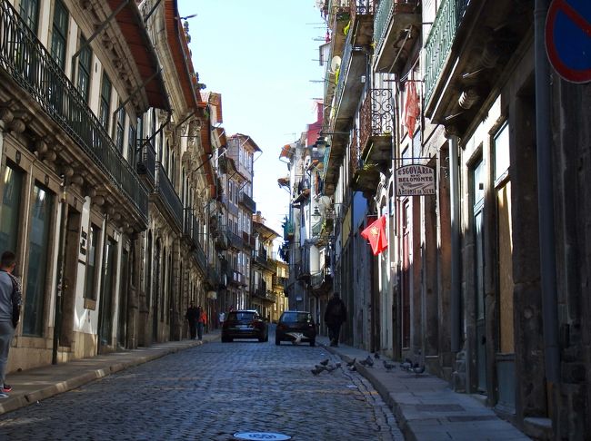 次は、坂道を登って、「クレリゴス教会」を目指します。