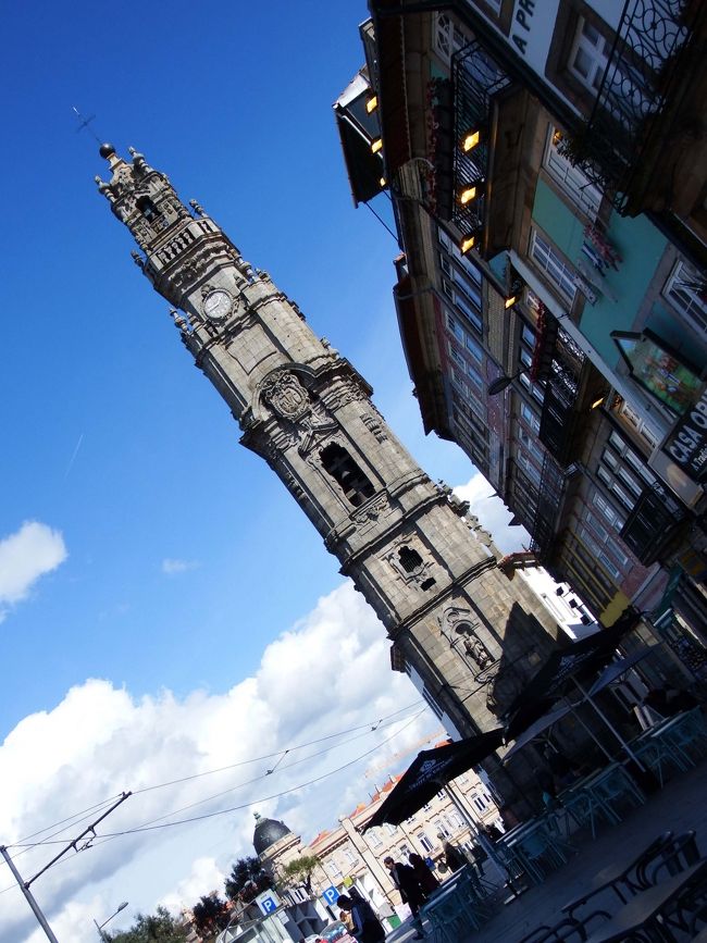 ポルトいちの高さの教会。<br />塔の上からは、ポルトの街の素晴らしい景色を一望できます。