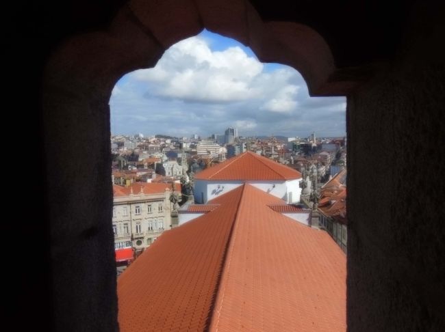 塔の頂上まで続く長く急な石段の途中、窓からの眺め。