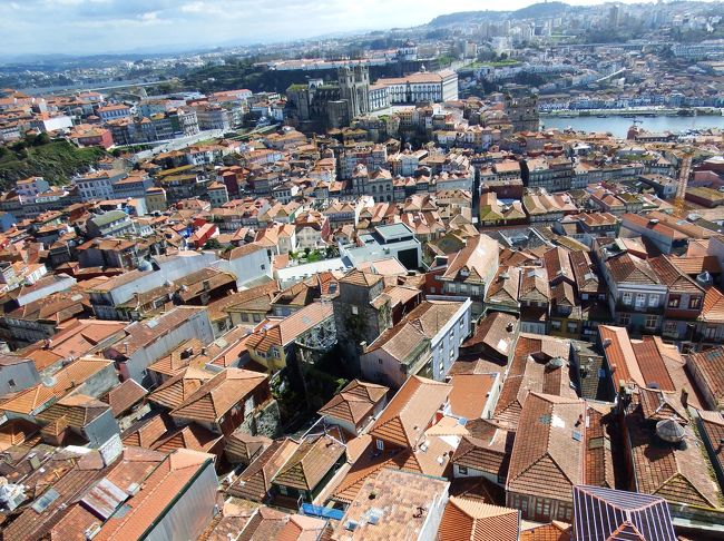 みてください、この素晴らしい景色！<br /><br />統一された煉瓦色の屋根が連なる向こうに見えるのは、ドウロ川です！