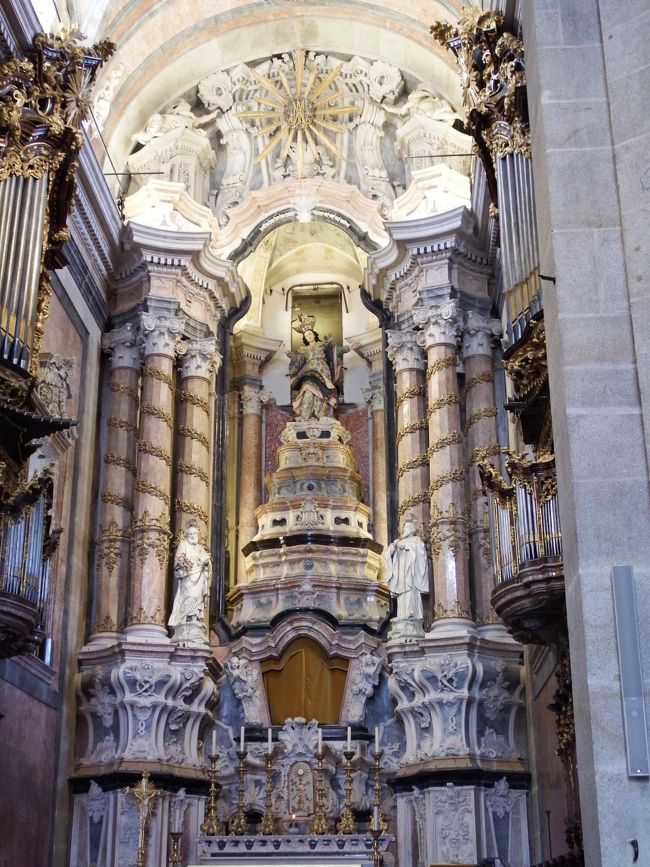 塔から降りてくる途中で見ることができた教会の祭壇。