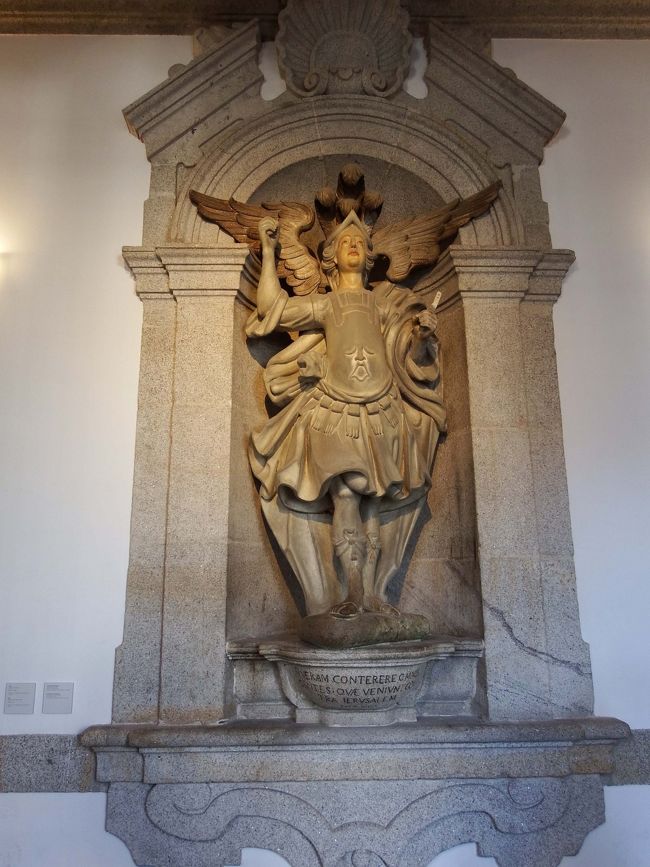 出口付近の彫像。