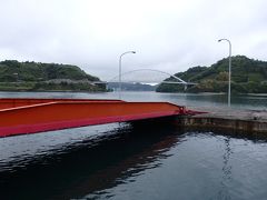 桟橋の先に見えているのは「中の瀬戸大橋」。
左の平羅島と右の中ノ島を結んでいます。
この島はまだ広島県です。