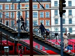 Kobenhavns Hovedbanegard（コペンハーゲン中央駅）

自転車王国のデンマーク、列車の中にも普通に持ち込んでるし、ホームを渡るのも一苦労だね。
まぁちゃんと自転車レーンは設けてあるから、細いけどそこにタイヤを滑らせればいいんだけど、やっぱり坂道になるし女性や高齢者は大変だろう。