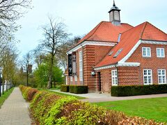 Museet Ribes Vikinger
Odins Pl 1,Ribe
http://www.ribesvikinger.dk/en/

すみません、お騒がせしました( ;∀;)読んでいる方にはどうでもいいことですね（苦笑）まぁ一応私の旅記録として残しておこうと思った次第。

あたふたして気が動転していたことは忘れよう。今考えたらそう大したことでもないんだけど、タイトな旅人なんでやっぱり時間は貴重なのだよ。

街歩き開始。駅前にはヴァイキングミュージアムがある。この横のDagmarsgadeを真っ直ぐ行けば街の中心だ。