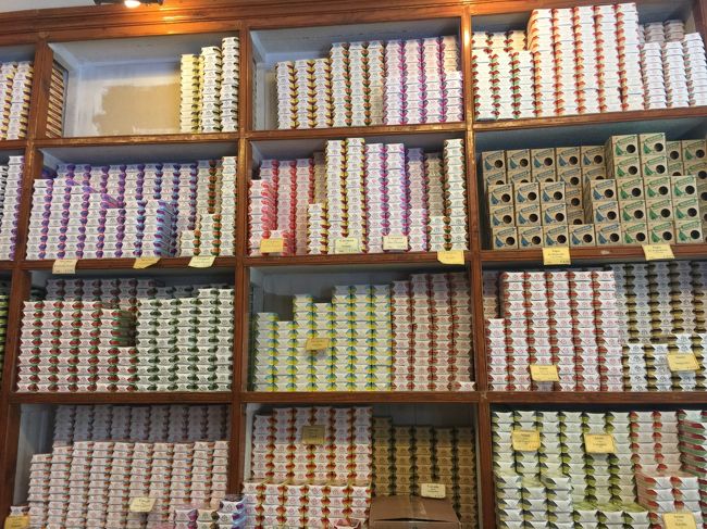 イワシ、たら、タコ、イカ色々な種類の缶詰が有ります。