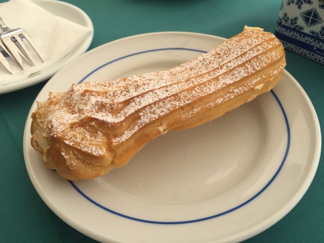 このお店のご自慢スイーツ？ティビア。骨の形をしたシュー。シューの皮が硬めでそんなに美味しいものではありませんでした。