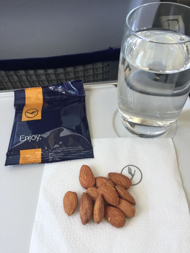 ナッツは袋ごと出て来ます。