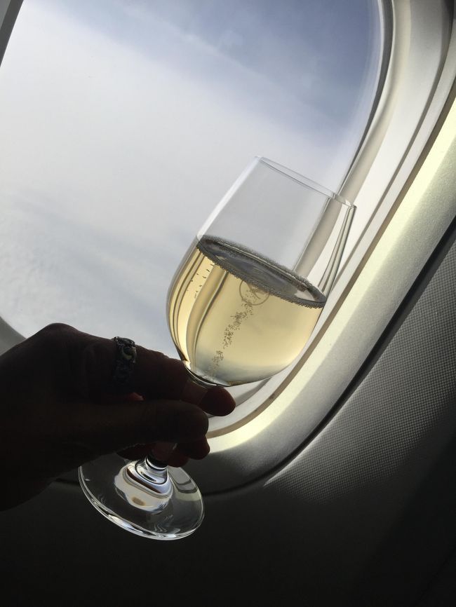 飛行機で頂くシャンパンは美味しいです。