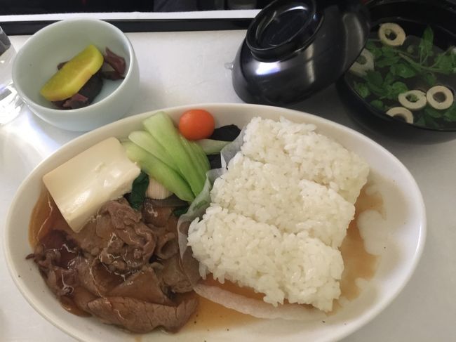 メインのすき焼き。前はご飯はお茶碗によそってあったと思うんですけど。私、汁がしみたご飯が好きでないです。