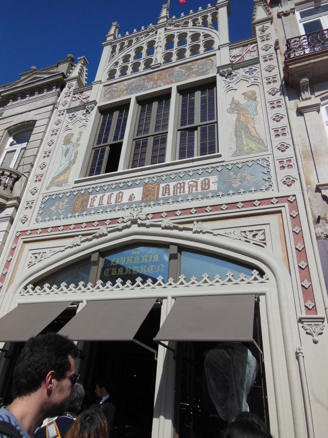 昨年秋に来た時は、入れなかった世界一美しいという有名な本屋さん「レロ・イ・イルマオン」へ今回は入場。<br /><br />本屋さんなのに、なんと入場料金一人４ユーロが必要、ビックリ！<br />前回は、通りの反対側にチケット売り場があり、長蛇の列に驚きましたが、<br />今回は、オフシーズンのためか、チケットブースではなく、<br />近くにある書店オリジナルグッズのお店で、購入するようになってました。<br />長蛇の列に並ぶ必要もなく、チケットを購入。<br />一人４ユーロ。