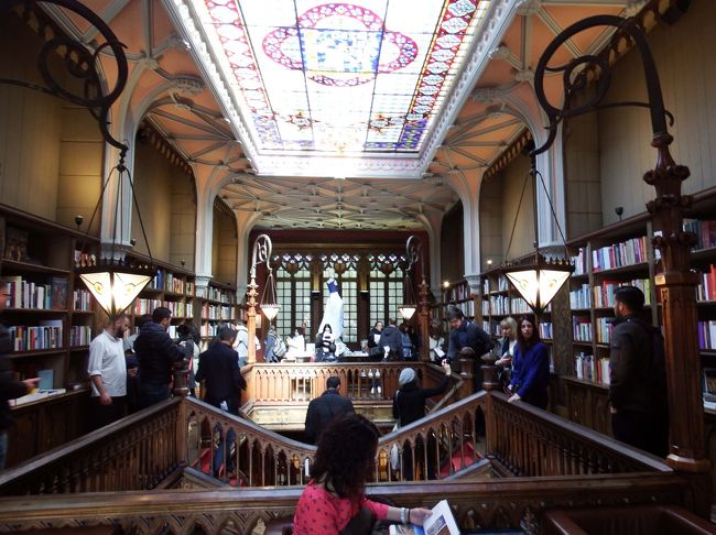 天井のステンドグラスが美しい２階部分。<br />