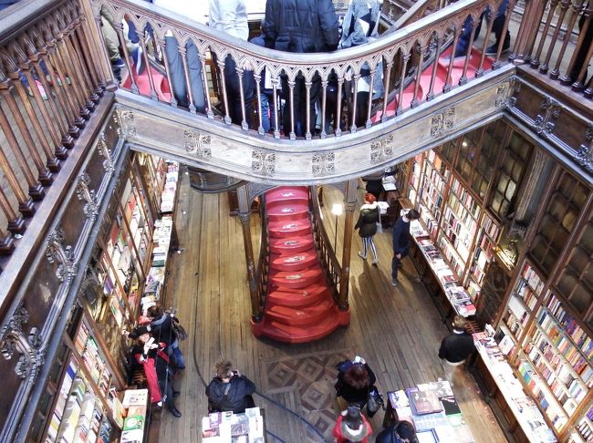 曲線が美しいクラシックな階段・・・。