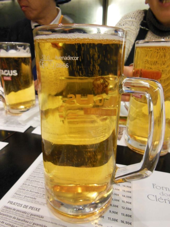 ビール・４つと言ったら、<br />大きさも聞かずに、こんなにすごいデカジョッキが来てしまいましたぁ～！<br />「大・なま」より大きい！！！<br /><br />これで4ユーロ（約\500）ですが、こんなに飲めないよ～～～！