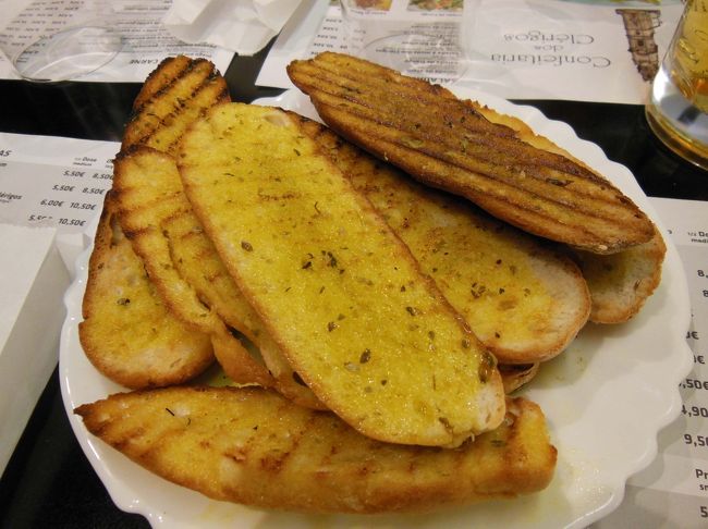 突き出しの「ガーリックトースト」