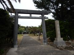 さて、益救神社を参拝。益救は「やく」を読みます。かなり古い神社だそうで、逆に言えば、それだけ古い時期からこの島は重要な役割を果たしているそうです。

そういえば、随分と曇ってきました。