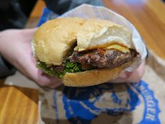 クイーンズタウン市内に戻り、お腹が空いたので、有名な Fergburger を食べに行きました。
行列ができていると思っていましたが、時間帯が良かったのか、すぐに注文できました。
Fergburger with Cheese を注文し、出来上がるまで10分ほど待ちました。
噂には聞いていましたが、その大きさにビックリ！！！
食べてもその味にもビックリ！！！
パテとソースの相性がバッチリで、しつこくなく、二人でぺろりと食べてしまいました。