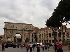 サンタンジェロ城は車窓からだったので
写真も取れず（汗）。
次のコロッセオとフォロロマーノは
どちらも見える場所にバスから下りただけ。
（昨日行っててよかったｗ）