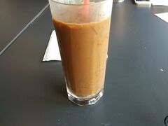 ジョホールバルに来ました。
バス待ちで空港の中のカッフェに入ってアイスコーヒー頼んだら、スッゴい暖かいコーヒーに氷を浮かべただけのものでした。
