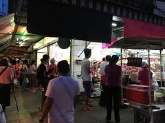ピンクのカオマンガイに食べに来たのに、中国人の団体客が外にまで行列を作っていたので諦めました。