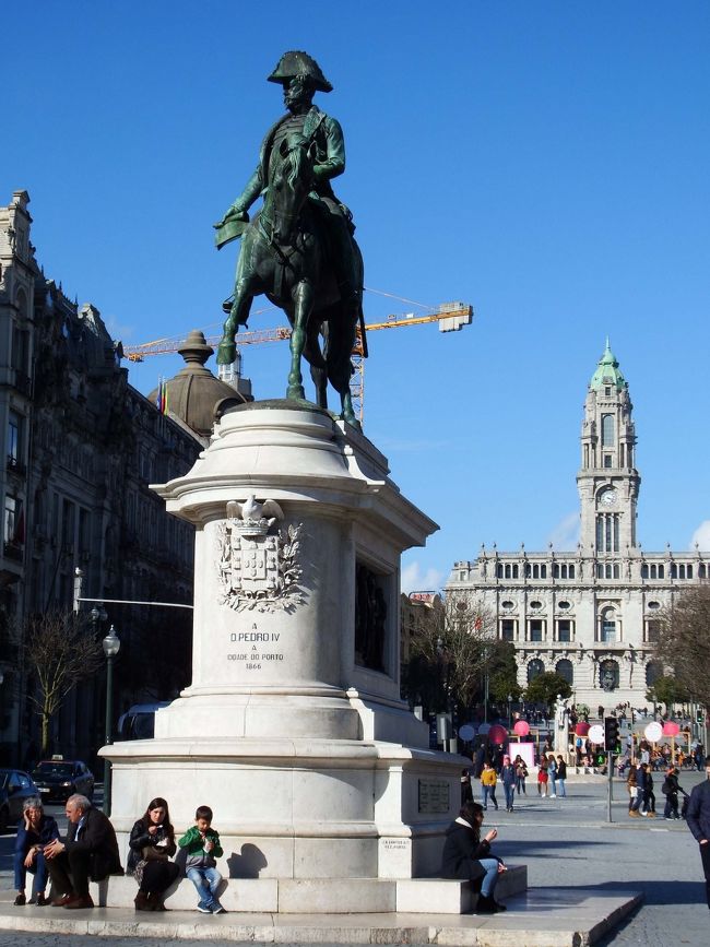 ランチの時間が遅かったので、すでに4時近くになっています。<br /><br />こちらの「ドン・ペドロ４世」の像が立つリベルダーデ広場あたりから引き返し、途中で食材を買いにスーパーへ寄りました。<br />牛乳、卵、ハム、ヨーグルト、トマト、それにとっても美味しそうだった葡萄を買って、<br />合計金額11.25ユーロ（約\1,300）<br /><br />食料品の物価は、安い感じ・・・。