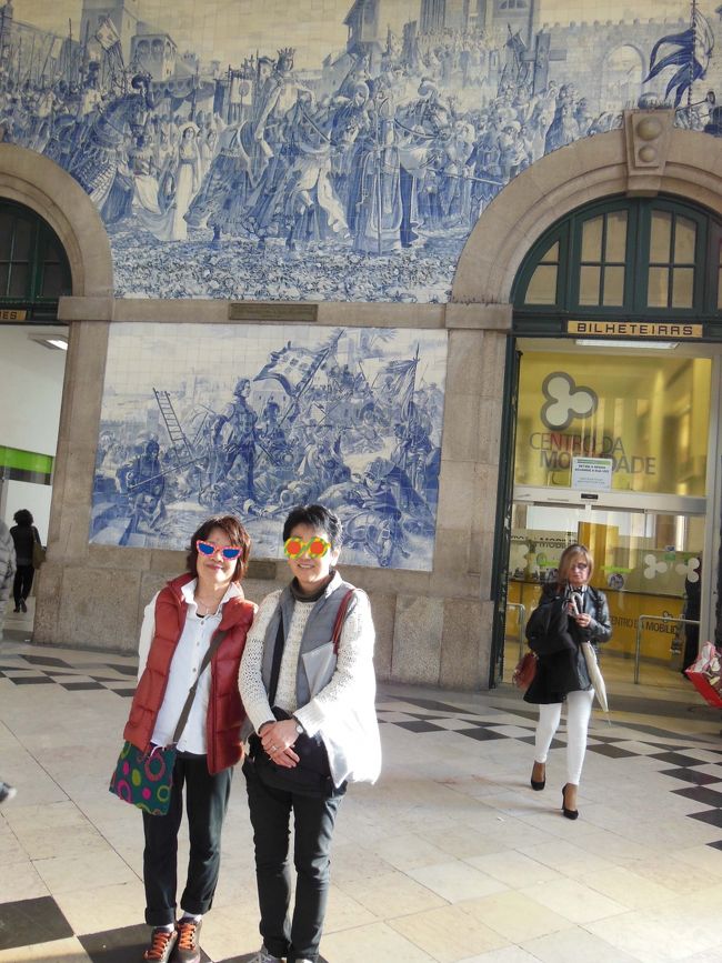 美しいアズレージャで有名なサン・ベント駅構内、<br />やっぱり記念撮影しなくっちゃ・・・！