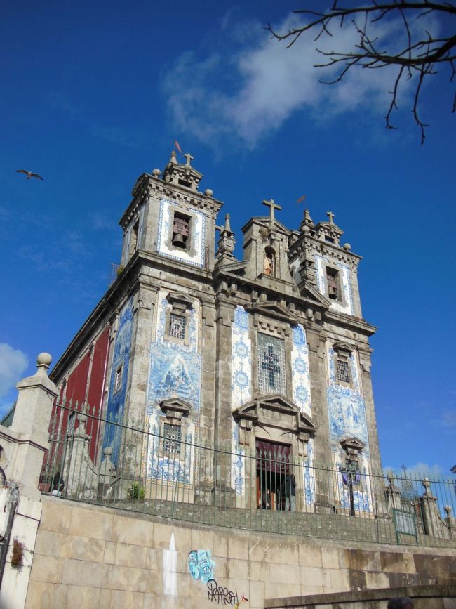 サン・ベント駅を通り過ぎ、坂道を登って、<br />サント・イルデフォンソ教会まで行ってみます。