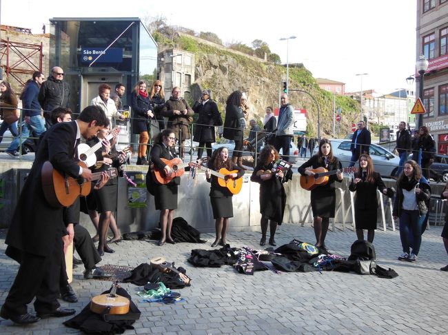 黒装束のコインブラ学生たちが、演奏してます。