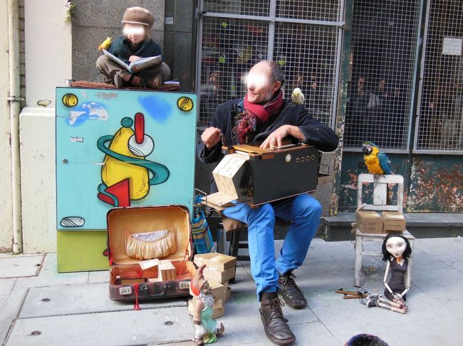 大道芸人の中に、こんな親子（？）が・・・！<br /><br />座って絵本を読んでいる男の子が、<br />まるで自分も絵本から抜け出たような雰囲気です！