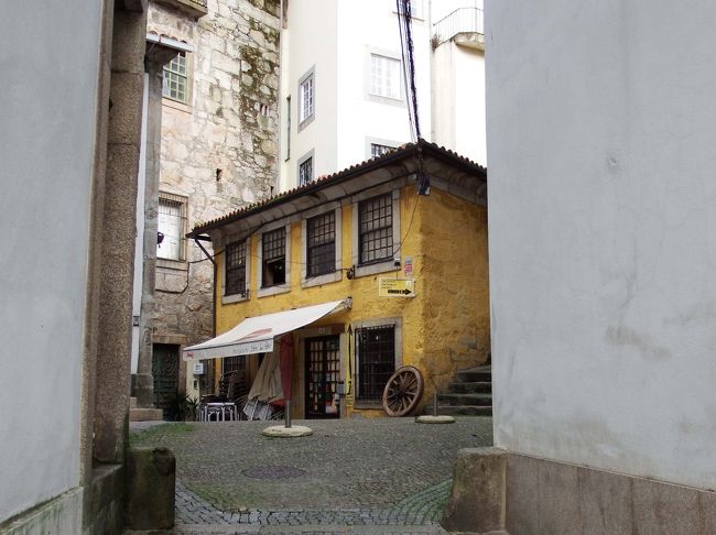 フローレス通りを下ってドウロ川方面へ歩くと、５～6分でアパートですが、<br />その近くの奥まった場所に、こんな可愛いレストランが！<br /><br />入ってみたかったけど、まだディナータイムには早すぎる時間。<br />アパートで、しばし休憩タイム。