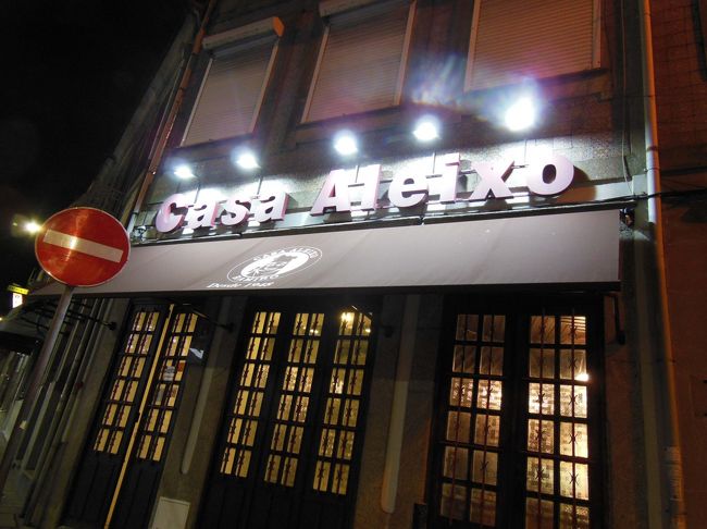 今日の夕食は、こちらのレストランに決めていました。<br /><br />ガイドブックによく出ているお店「カーザ・アレイショ」。<br />ポルト名物「タコの天ぷらとタコご飯」のセットで有名なお店です。<br /><br />サン・ベント駅から一つ目の駅、カンパニャン駅の近くにあります。<br />アパートからはタクシーで20分位かかりました。