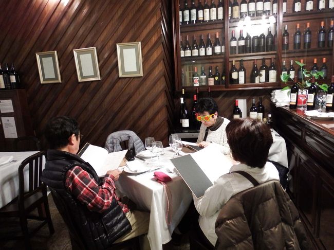 予約無しで行ったのですが、テーブルは予約客で一杯というではありませんか！<br />え～～、そんな～、タクシーを使ってまで来たのにィ・・・！<br /><br />わざと私たちをビックリさせたのか、<br />「大丈夫、大丈夫、奥の部屋に席があるよ～！」と別室にテーブルを用意してくれました。<br /><br />ホント、驚かせないでェ～！