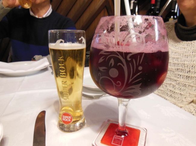 まずは、ビール、<br />そして、右は、今回の旅行で、美味しさを知ってしまった「サングリア」<br />でかっ！